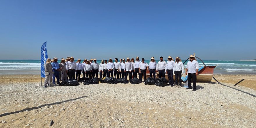 پاکسازی ساحل شیرینو با همکاری پتروشیمی سبلان، شهرداری و شورای اسلامی این شهر به مناسبت روز جهانی محیط زیست