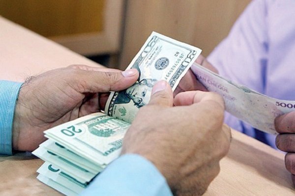 بر اساس بخشنامه بانک مرکزی؛ خرید و فروش ارز مشروط شد/ معرفی متخلفان به مراجع امنیتی و قضایی