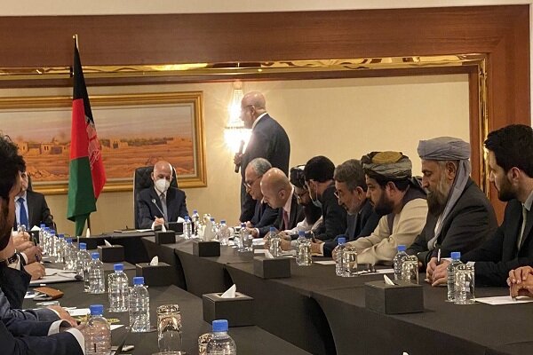 اشرف‌غنی با هیأت مذاکره‌کننده افغانستان با طالبان دیدار کرد