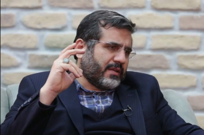ما به هنرمندان تئاتر افتخار می‌کنیم