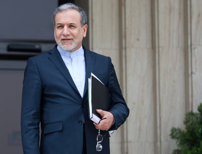 تکذیب ادعای رد و بدل شدن پیام میان ایران و آمریکا توسط عراقچی